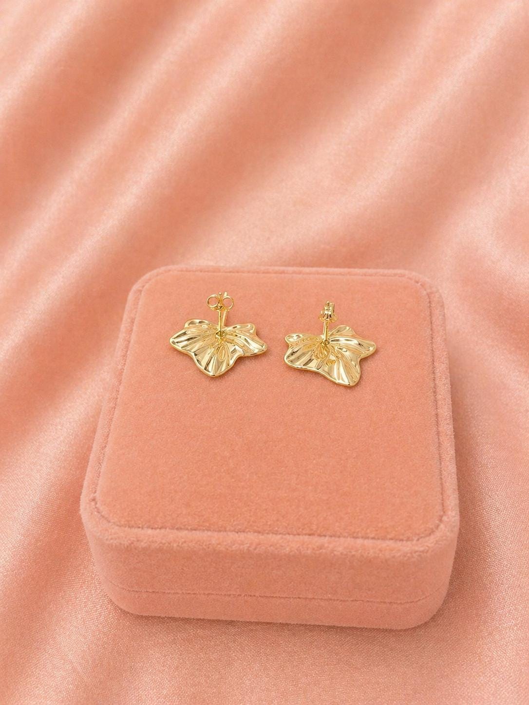 18K Gold Plated Flower Stud Earrings – Minimalist Floral Stainless Steel Jewelry