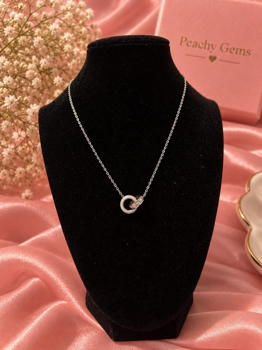 Stainless Steel Interlocking Circle Necklace, Dainty Silver Pendant, Minimalist Jewelry